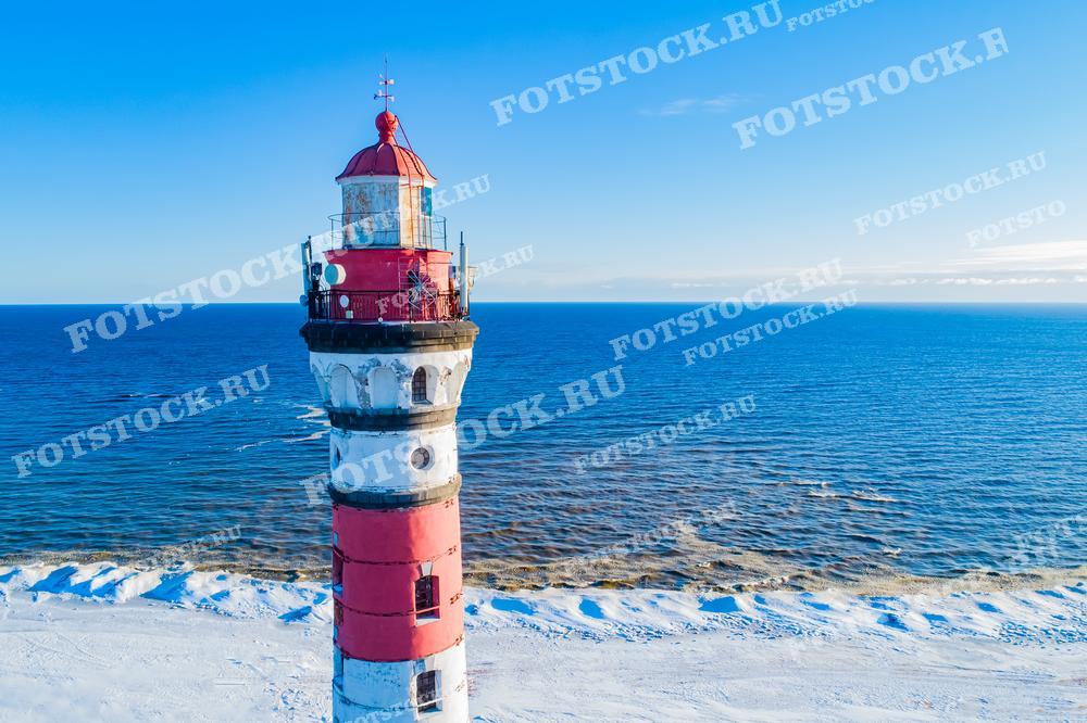 Фотография демонстрирует Осиновецкий маяк, расположенный на берегу Ладожского озера в Ленинградской области. Этот маяк является одним из самых высоких и старейших в России, важным ориентиром для мореплавателей. Изображение подходит для исторических статей, туристических гидов и образовательных материалов.